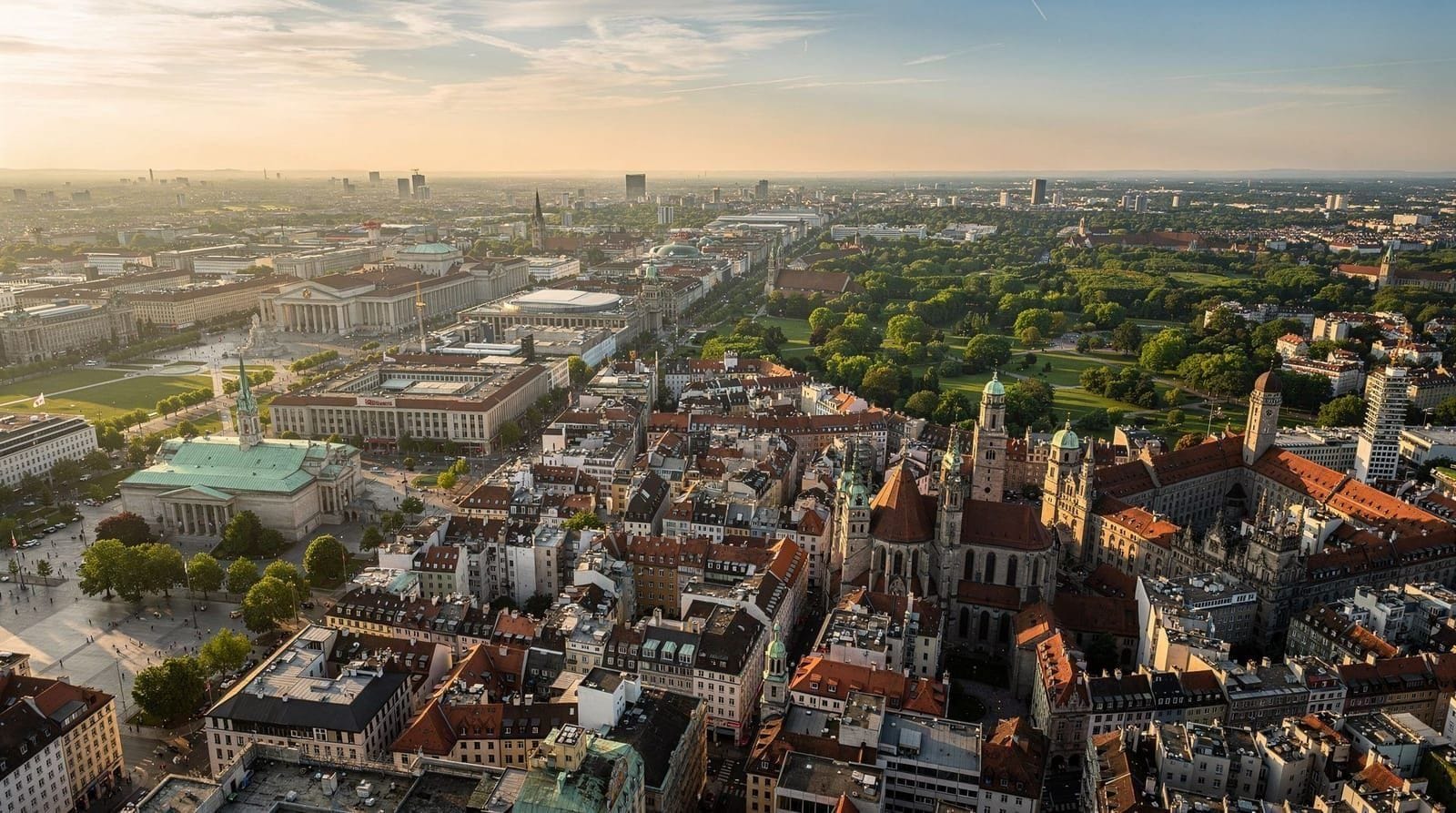 Munich neighborhoods overview: a map of the city's distinct districts — Munich neighborhood guide: Altstadt, Schwabing, Maxvorstadt, Au-Haidhausen, Gloc
